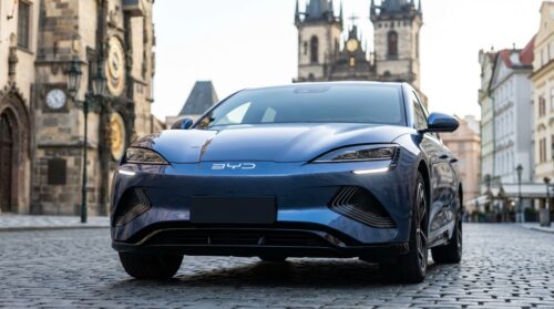 byd: oficiální představení vylepšené verze elektrického suv seal pro evropský trh s novými funkcemi a designem.