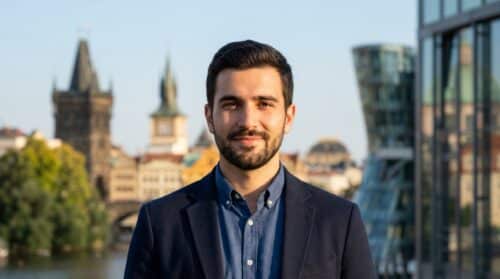 objevte inspirativní příběh 28letého, který bez vysokoškolského vzdělání během 2 let zvýšil svůj příjem z minimální mzdy na 80 000 €. naučte se jeho strategie úspěchu a motivace.