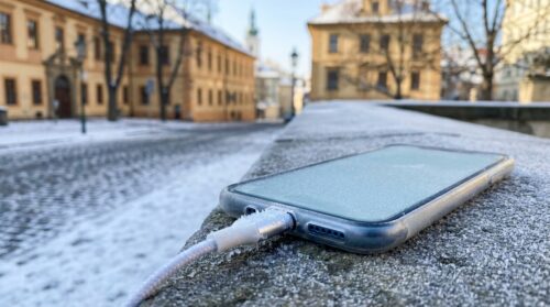 zjistěte, jak prodloužit životnost baterie svého telefonu v zimě tím, že se vyhnete běžné chybě při nabíjení. naučte se správné postupy pro lepší výkon a delší výdrž zařízení.