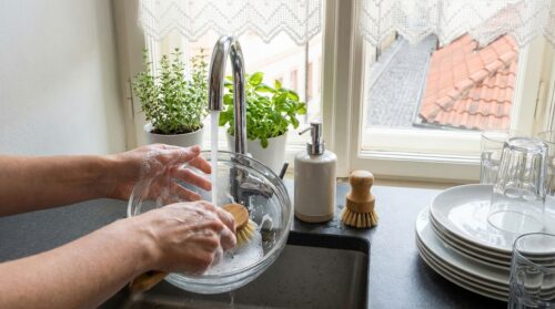 objevte jednoduchou kuchyňskou rutinu, která vám ušetří čas při každodenním mytí nádobí a usnadní práci v kuchyni.