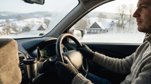 zjistěte, jak zimní jízda v tomto postavení v autě výrazně šetří palivo více než pomalejší jízda. efektivní tipy pro úsporu paliva během chladných měsíců.