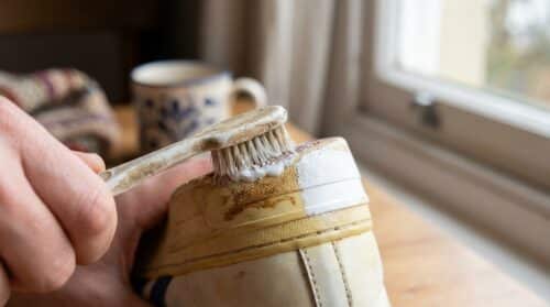 objevte trik s použitím zubní pasty pro čištění gumových podrážek tenisek a zbavte se zažloutlých skvrn, které budou vypadat jako nové.